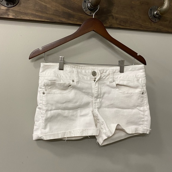 American Eagle Women’s Shorts in white. Women’s size 8 - Picture 2 of 16